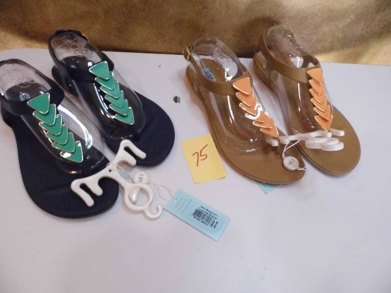 lot 75 image: Lot of 2 Pair Sandals