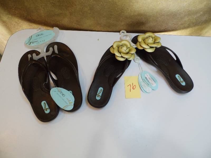 lot 76 image: Lot of 2 Pair Sandals