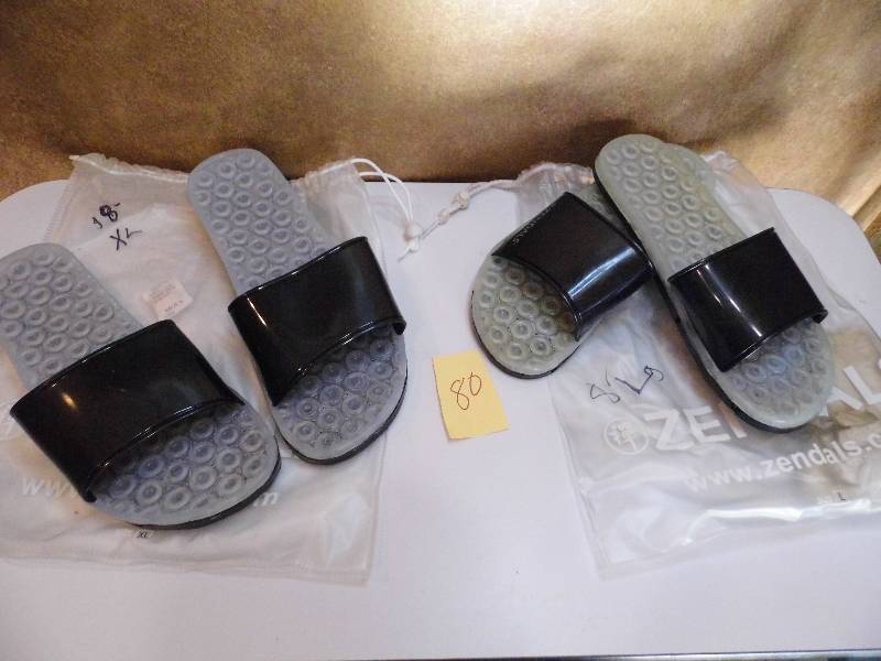 lot 80 image: Lot of 2 Pair Sandals