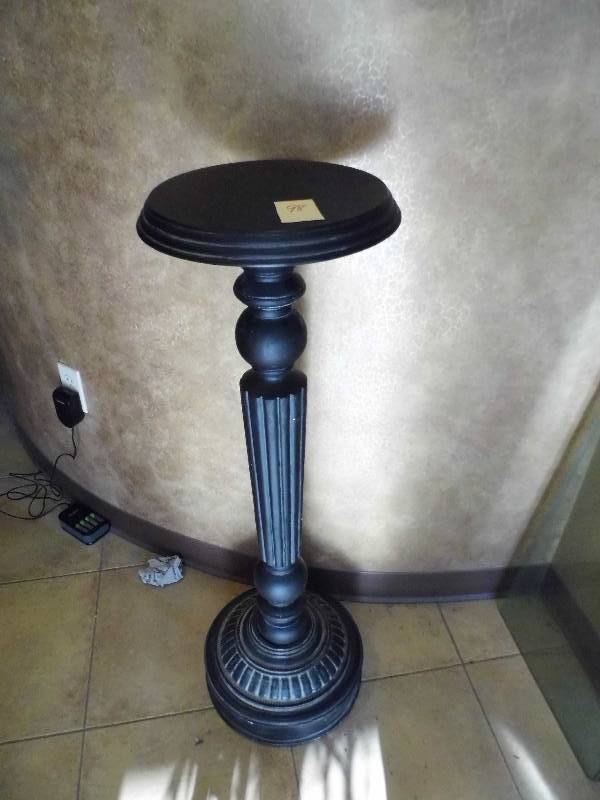 lot 98 image: Pedestal