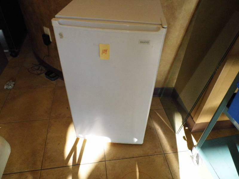 lot 104 image: Sanyo Mini Fridge
