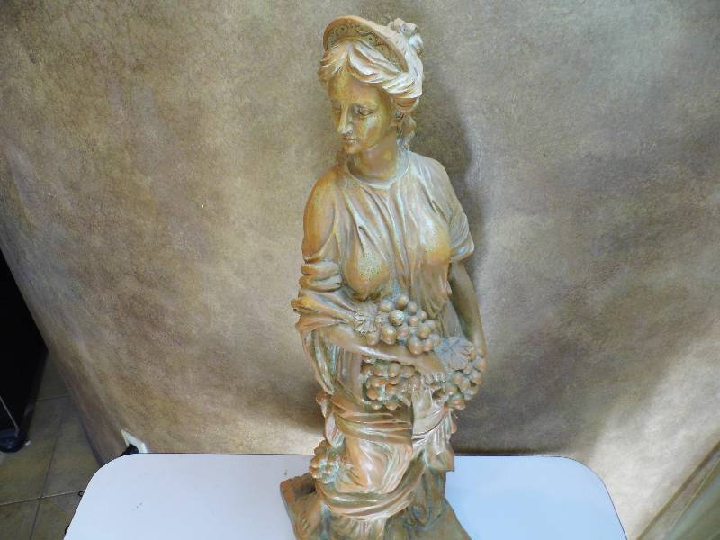 lot 105 image: Resin Statue