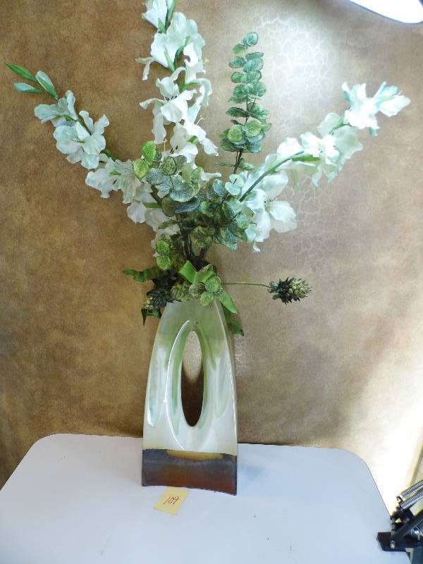 lot 109 image: Ceramic Vase