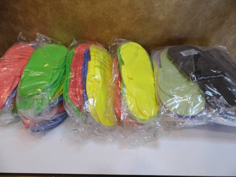 lot 131 image: Lot of 30 Dozen Spa Slippers