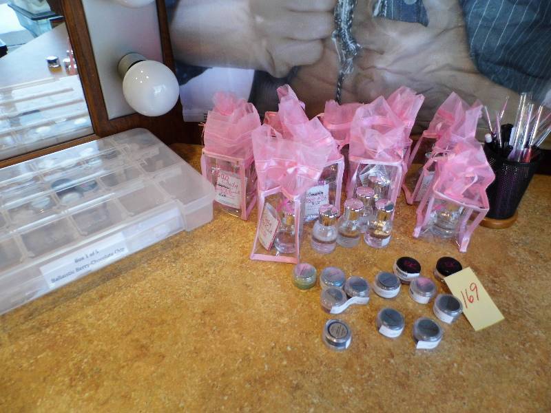 lot 169 image: Eye Kandy  w Organizer