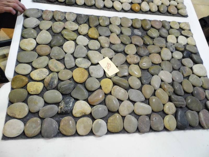 lot 243 image: Rock Rug