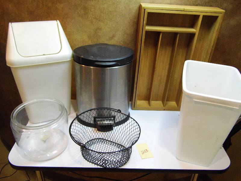 lot 253 image: Garbage Cans