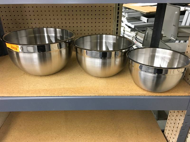 SET OF THREE STAINLESS STEEL MIXING BOWLS