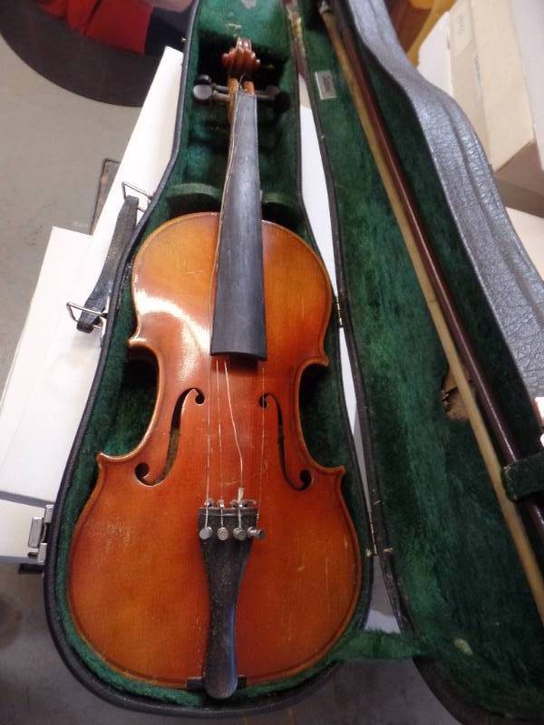 lot 808 image: RESTORATION VIOLIN WITH CASE