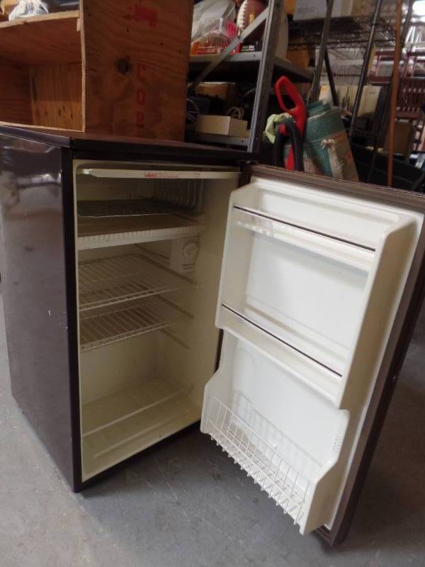 lot 824 image: GE DORM FRIDGE
