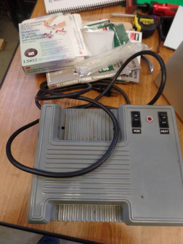 lot 825 image: DESKTOP LAMINATING MACHINE