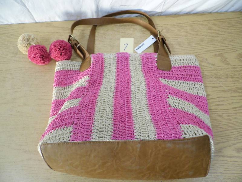 lot 7 image: Sonoma Purse