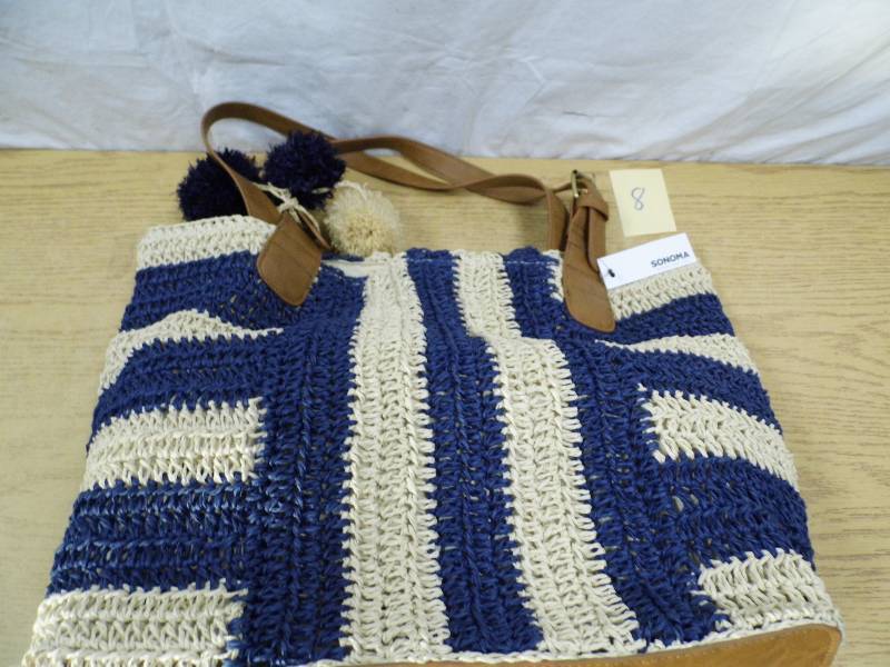 lot 8 image: Sonoma Purse