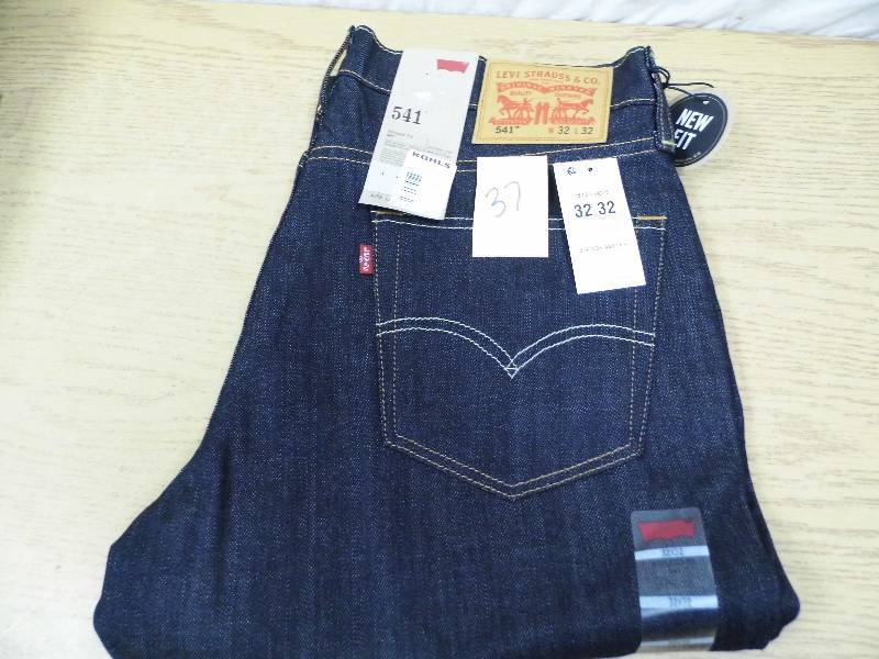 lot 37 image: Levis Jeans - 3232