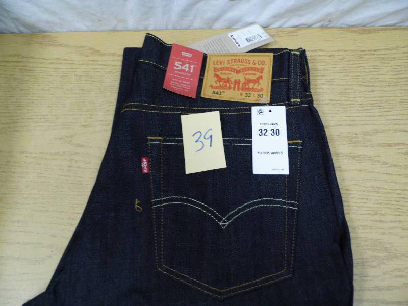 lot 39 image: Levis Jeans - 3230
