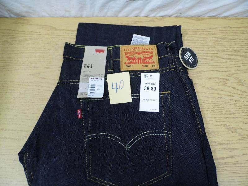 lot 40 image: Levis Jeans - 3830