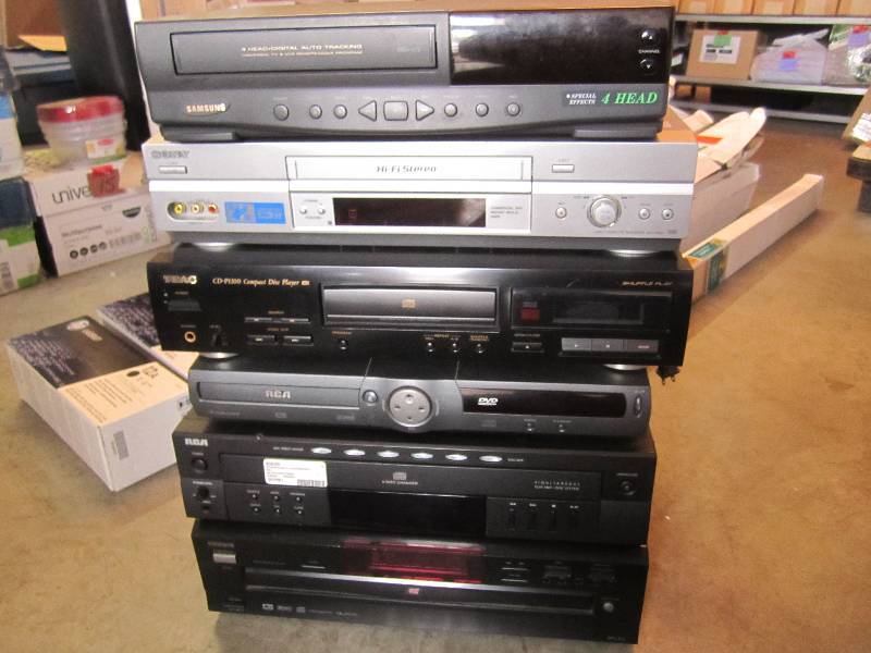 lot 9 image: Electronics Lot of 6 DVD CD VCR Mis...