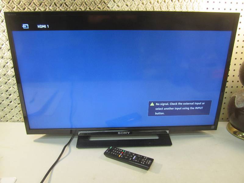 lot 13 image: Sony 32 TV with Remote Powers On...