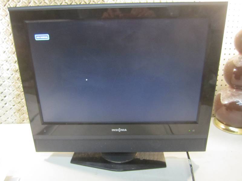 lot 14 image: Insignia 22 TV Powers On Screen ha...