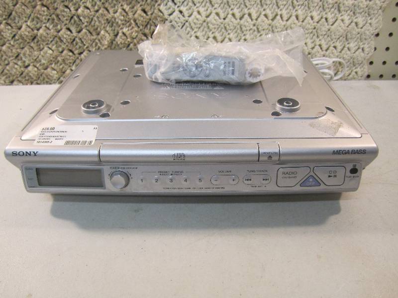 lot 17 image: Sony Under Counter AMFM Radio CD P...