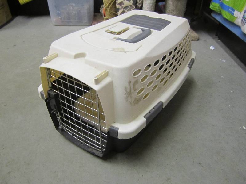 lot 28 image: Pet Kennel with pad. 14 x 22 x 11...