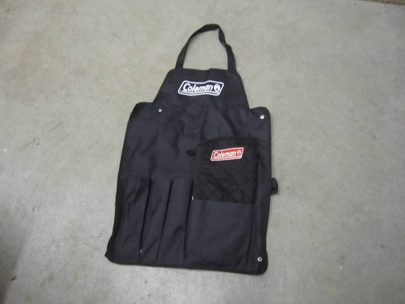 lot 50 image: Coleman BBQing Apron and Mit...