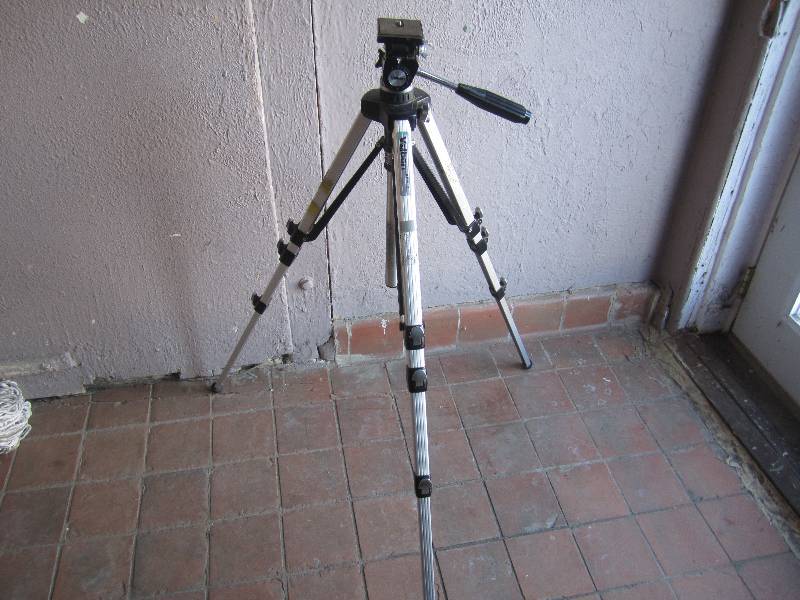 lot 81 image: Velbon AEF-3 CameraVideo Tri-Pod L...