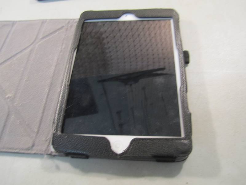 lot 93 image: Mixed Lot of 7-9 Misc  iPad, Kindl...
