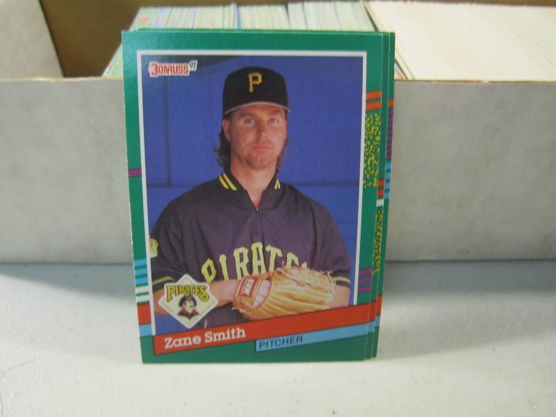 lot 120 image: Box of 1988 Topps Baseball Cards...