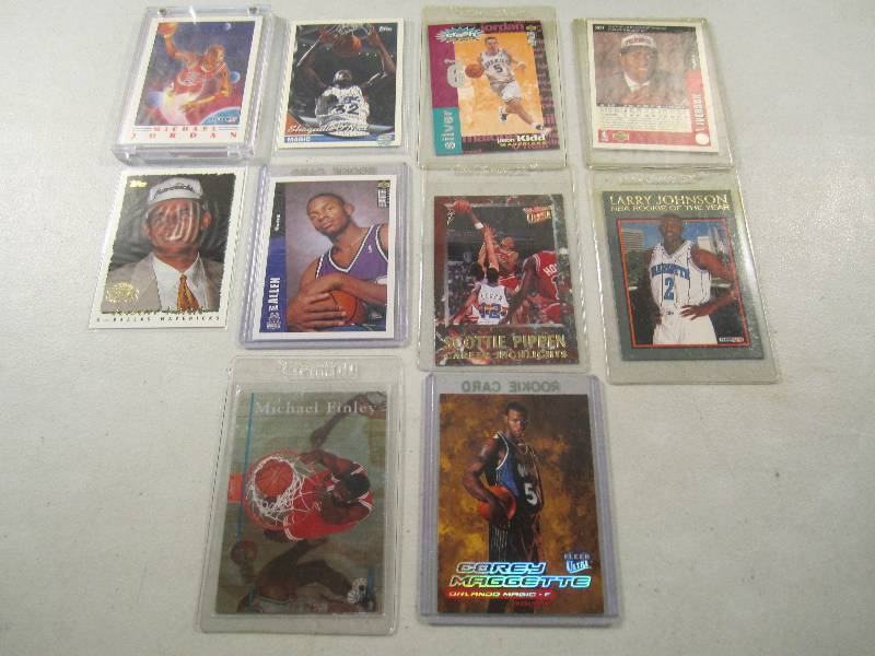 lot 155 image: Lot of 10 Basketball Cards in Sleev...