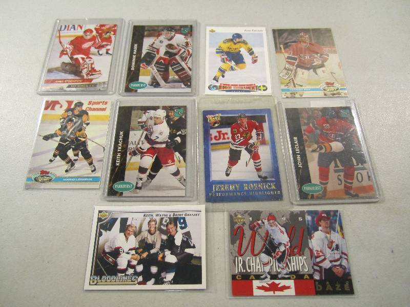 lot 157 image: Lot of 10 Hockey Cards in Sleeves...