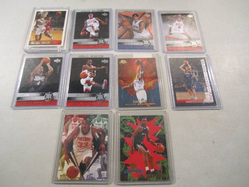 lot 159 image: Lot of 10 Basketball Cards in Sleev...