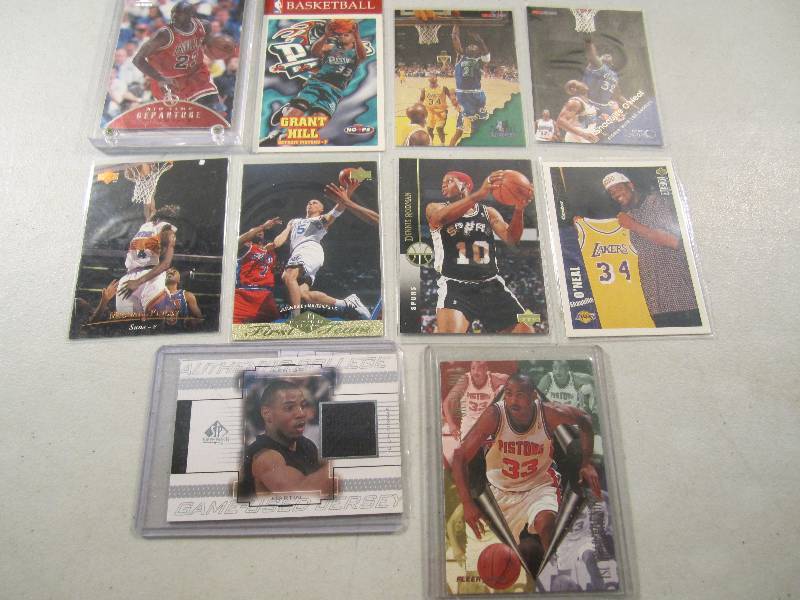 lot 163 image: Lot of 10 Basketball Cards in Sleev...