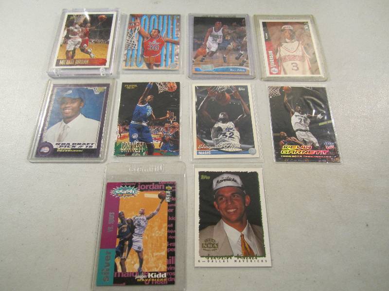 lot 165 image: Lot of 10 Basketball Cards in Sleev...