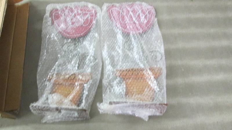 Lot of 4 14 inch Metal Flowers in P...