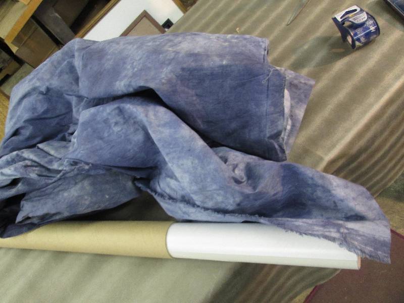 3 ft Roll White Sheet, Blue Backgro...