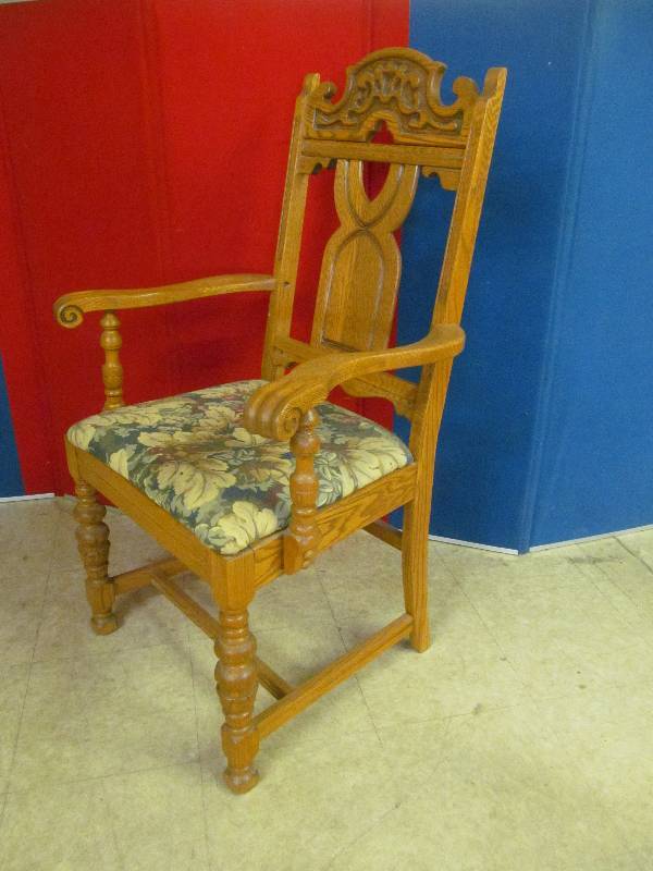 lot 8 image: Vintage arm chair
