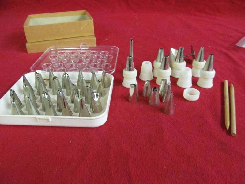 lot 11 image: baking frosting tips