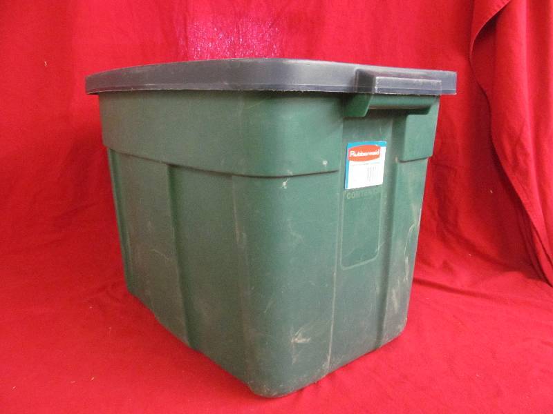 lot 38 image: Rubbermaid tote