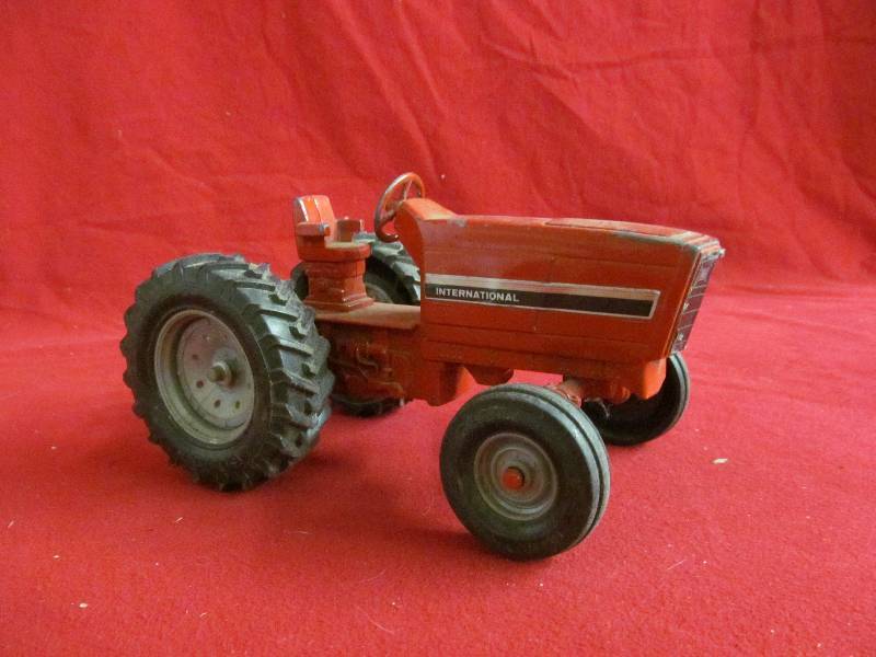 lot 123 image: vintage international tractor