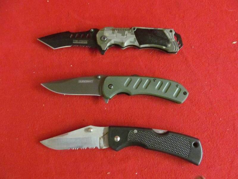 lot 128 image: Knives