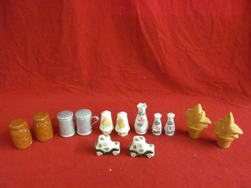 lot 133 image: salt and pepper shakers