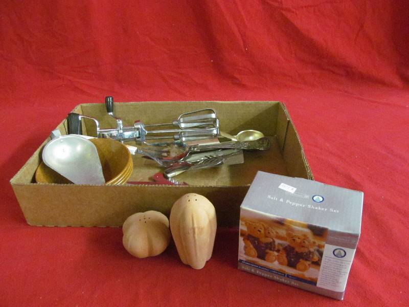 lot 138 image: Kitchen utensils