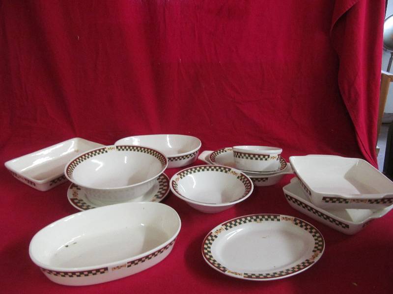 lot 152 image: Betty Crocker Country Inn collection dishware