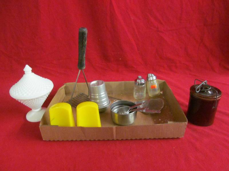 lot 166 image: dish ware