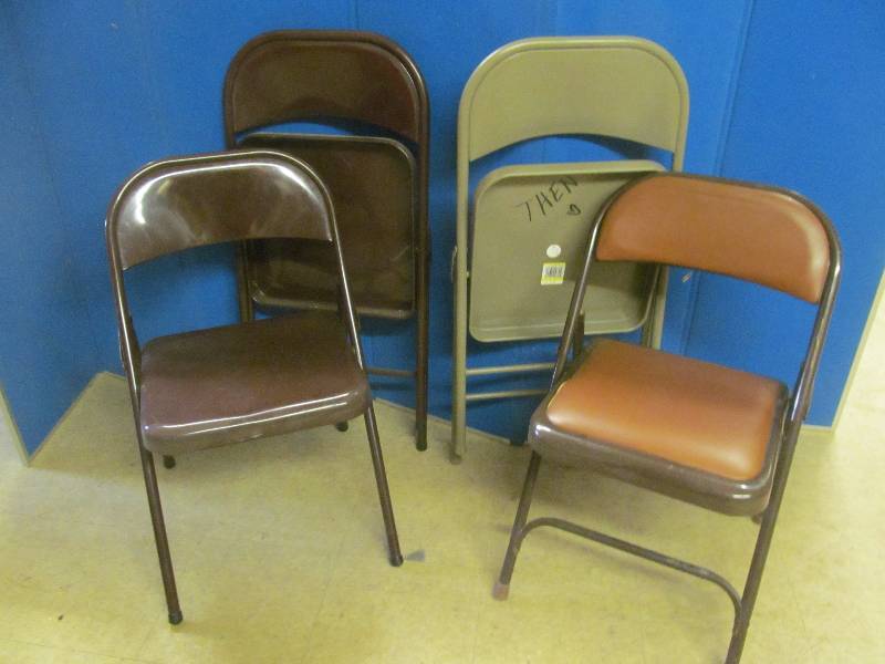 lot 202 image: folding chairs