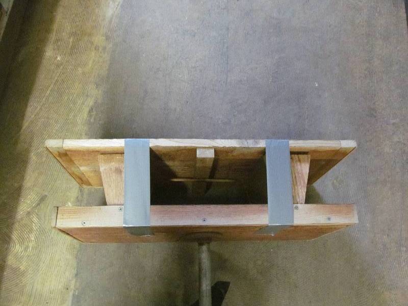 lot 217 image: bird feeder