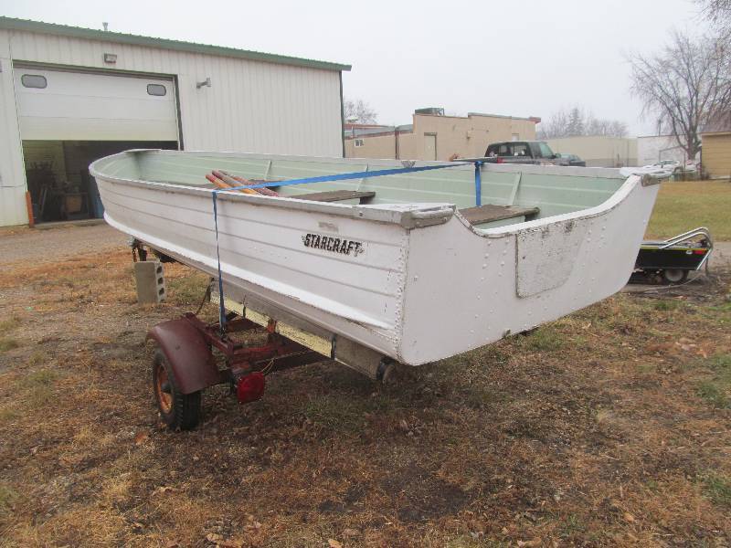 lot 7 image: StarCraft boat, trailer, Johnson motor