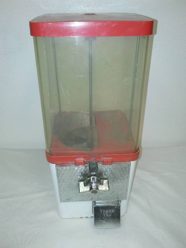 lot 1 image: Vintage Komet Koin King Coin 10 Cent Candy Dispensing Machine Circa 1950,