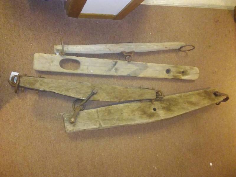 lot 22 image: Vintage Single Tree Harness (2) and level